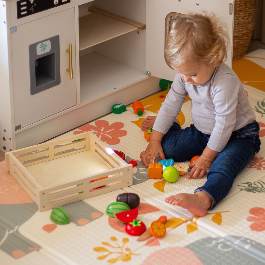 Frukter och grönsaker av trä för skärning