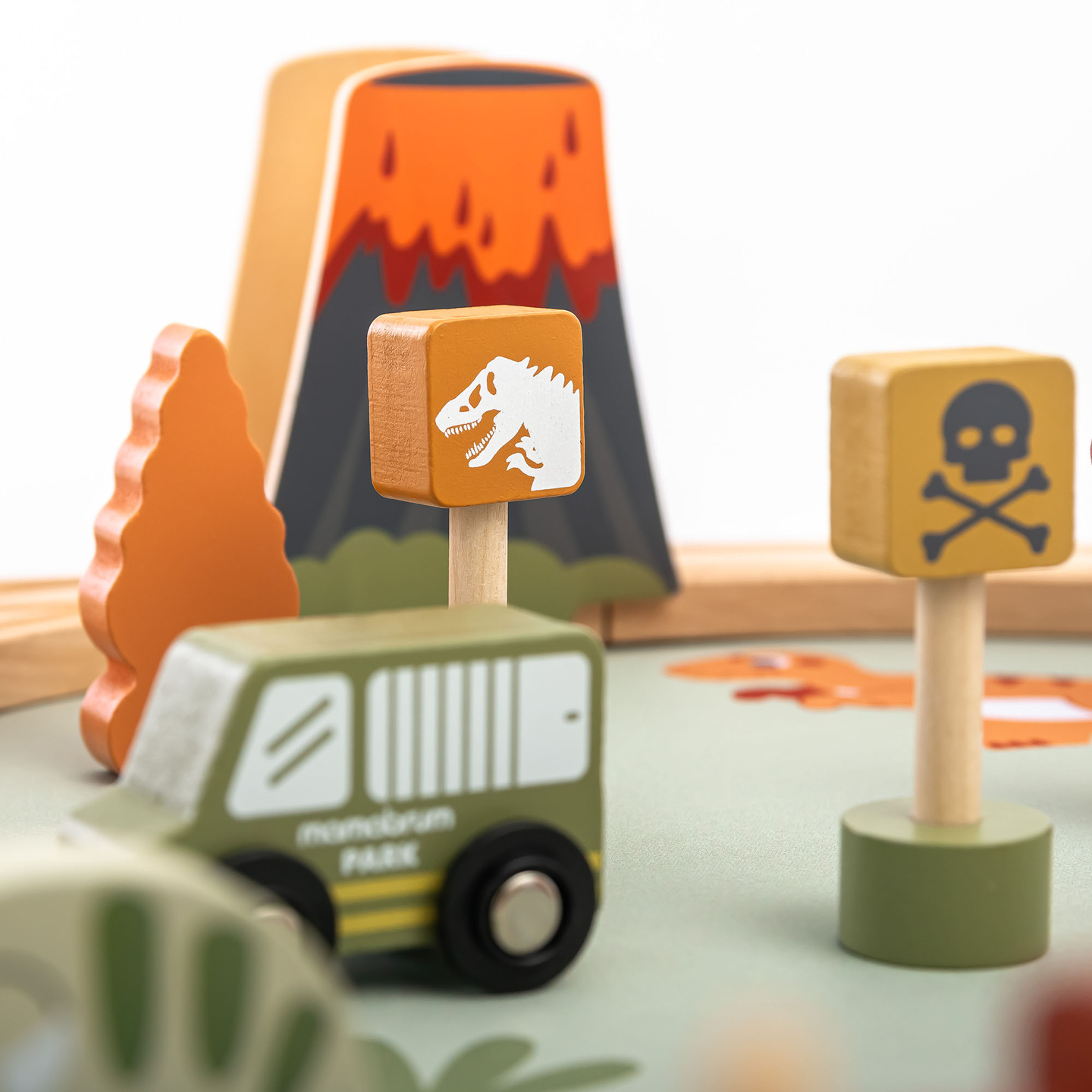 Dino Park trätåg med halkfri matta - dinosaurier, tåg, spår, vulkan, klocka