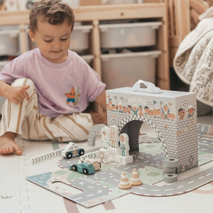 Magnetisk resväska med racerbana, träfordon och vägtillbehör