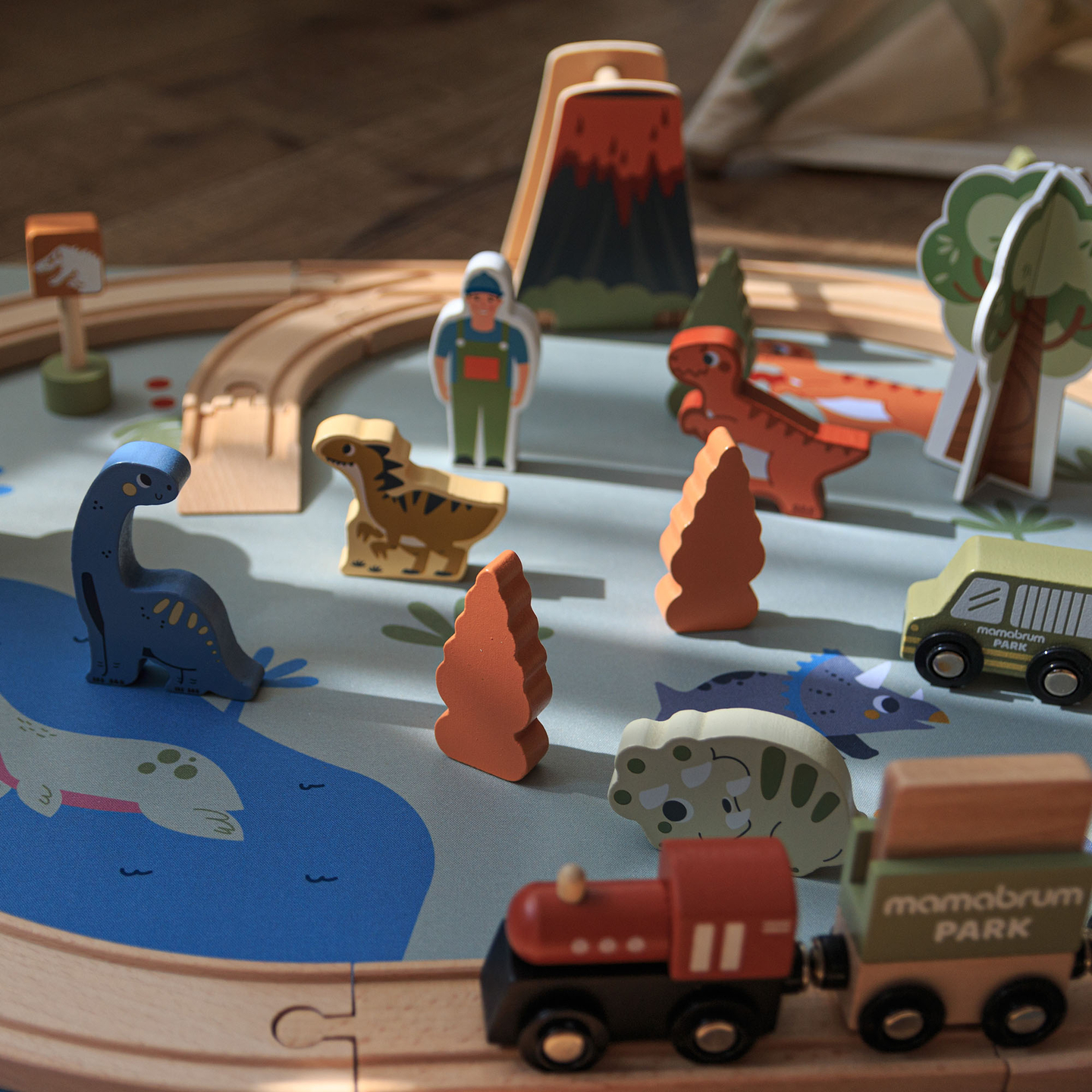 Dino Park trätåg med halkfri matta - dinosaurier, tåg, spår, vulkan, klocka