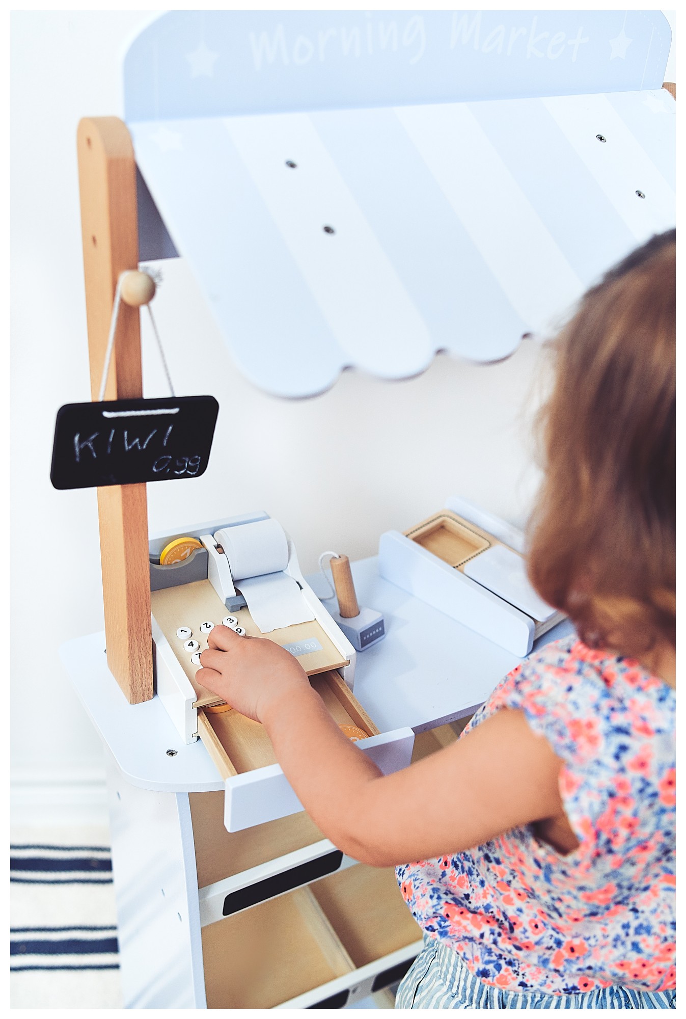 Grönsaksaffär - träbod med lådor, kassaapparat och terminal