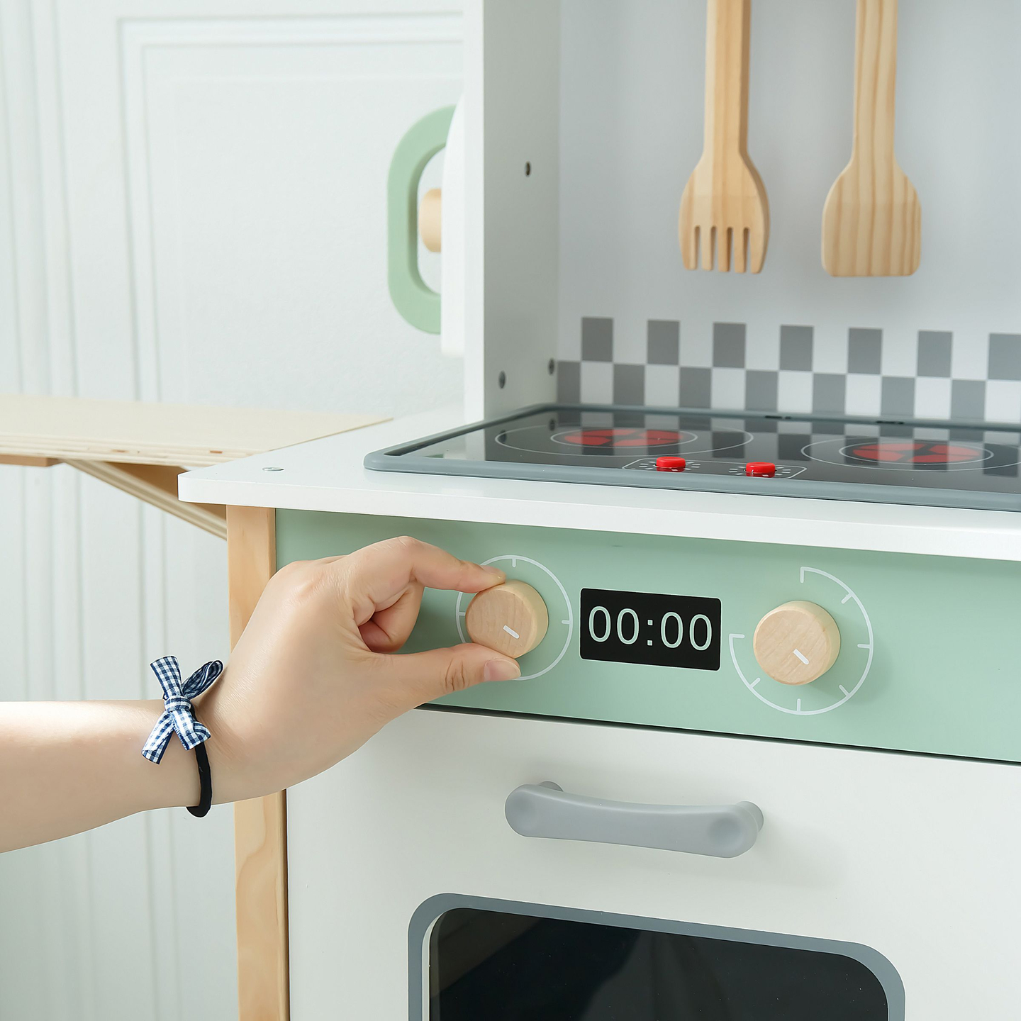 Interaktivt kök med tvättmaskin, diskmaskin och griffeltavla