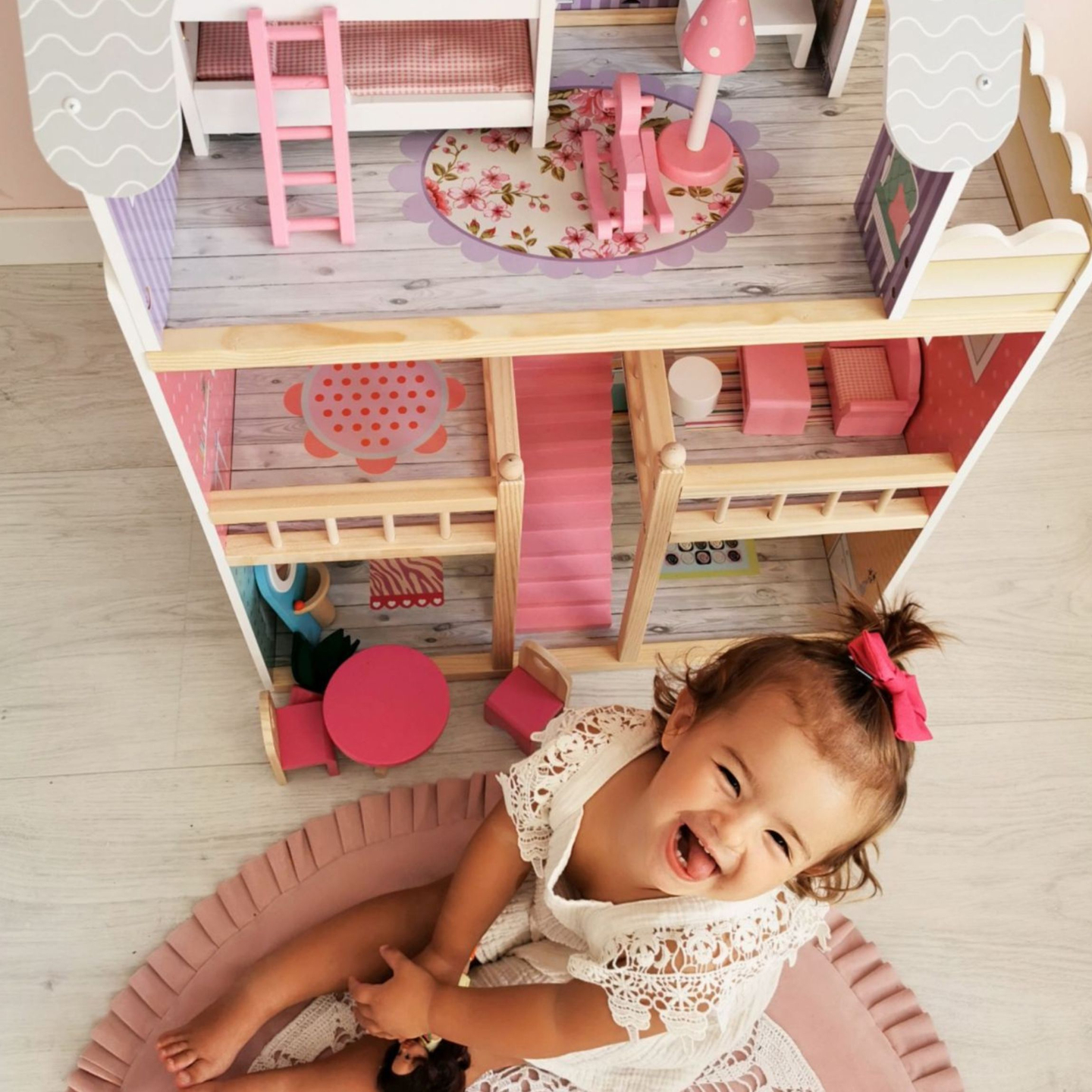 Stort dockhus i trä med 3 våningar, terrass, möbler och LED-belysning!