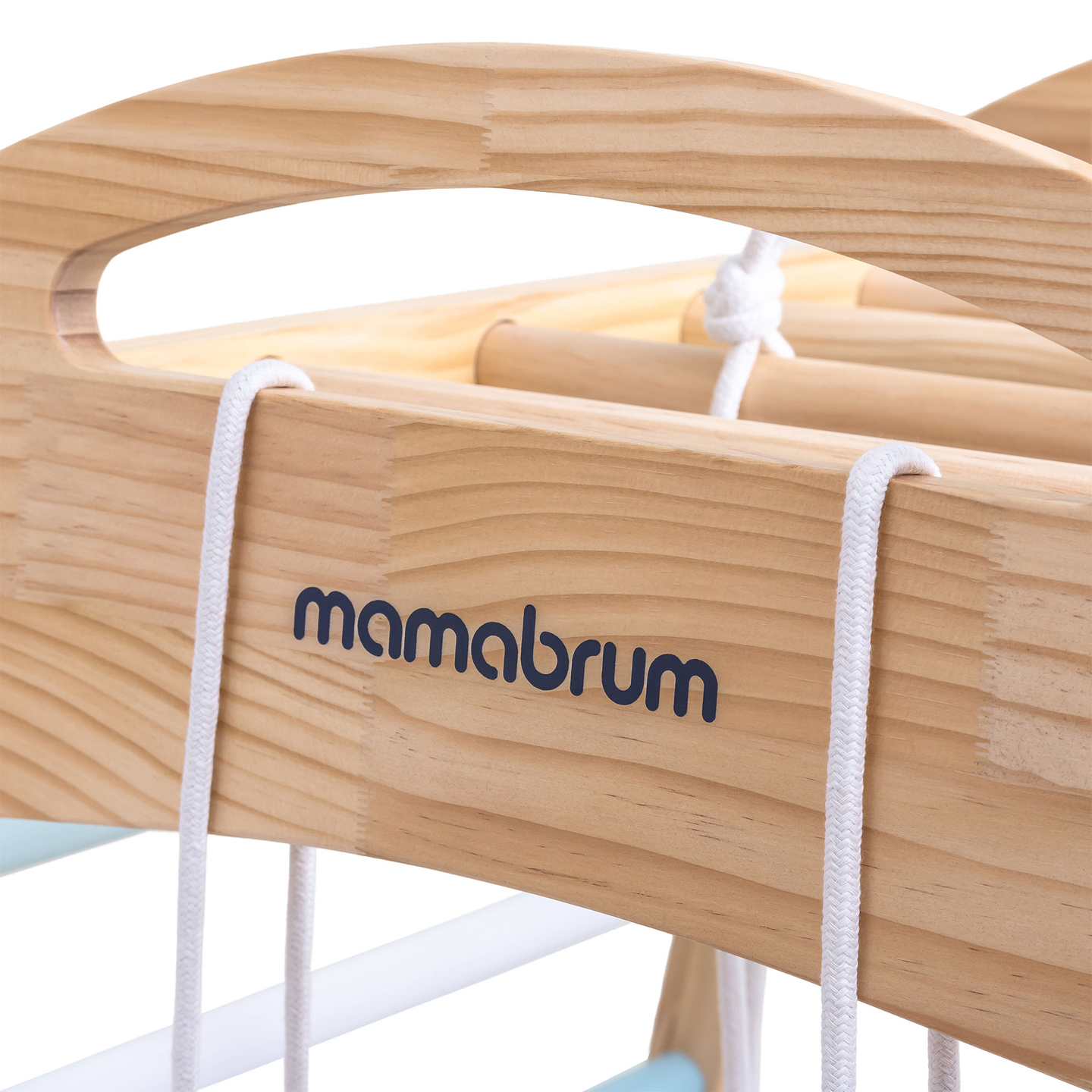 Trälekplats inomhus med gunga, gymnastikringar och klätternät