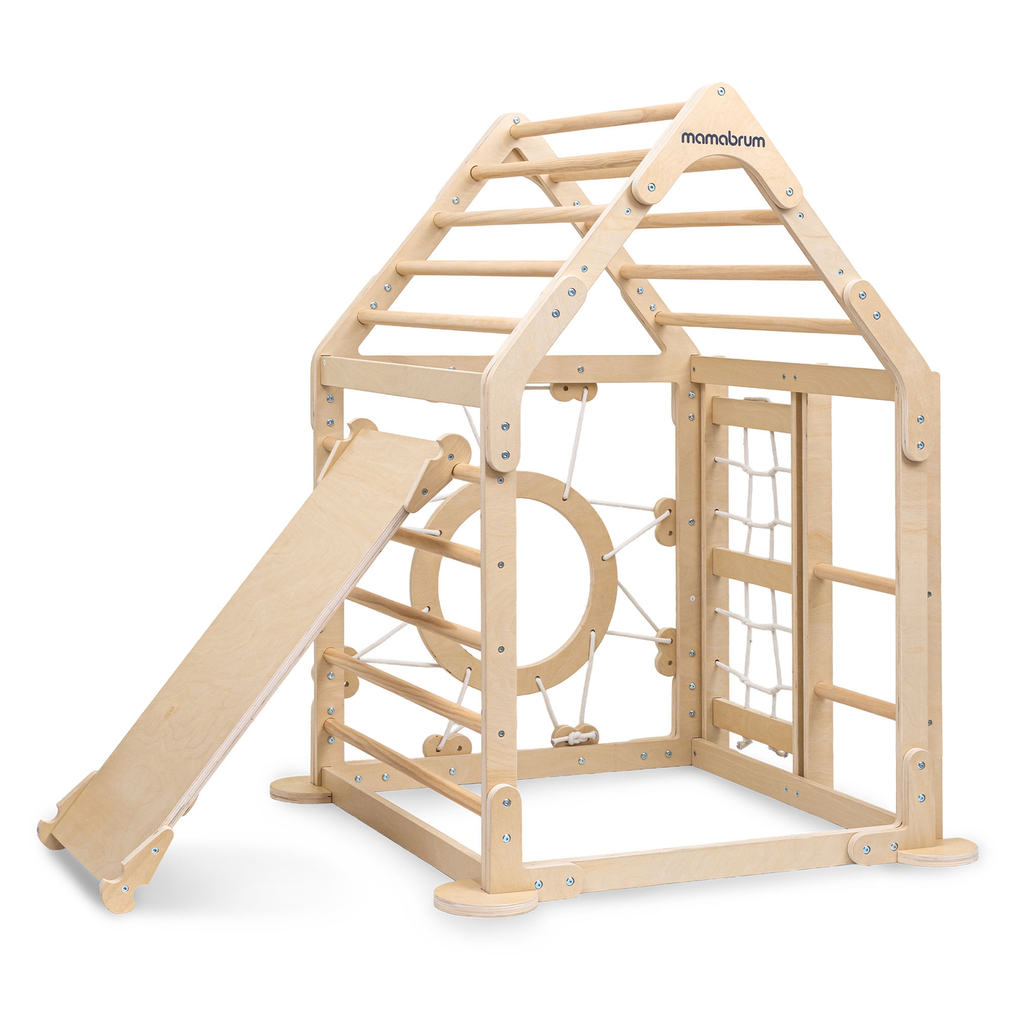 Trälekplats inomhus för barn - ett hus med stegar och en rutschkana