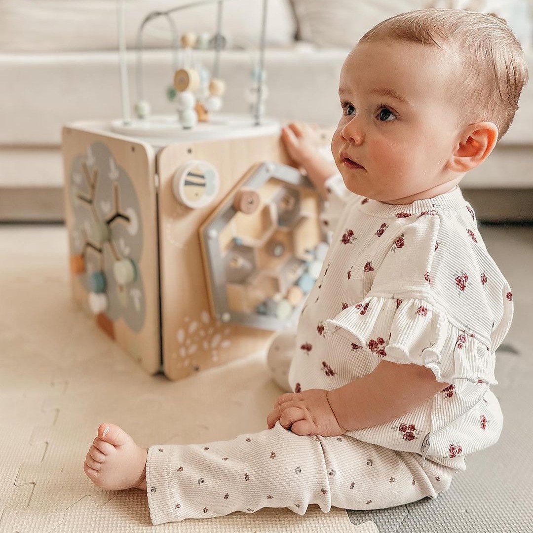 Stor aktivitetskub i trä med ögla - Montessori