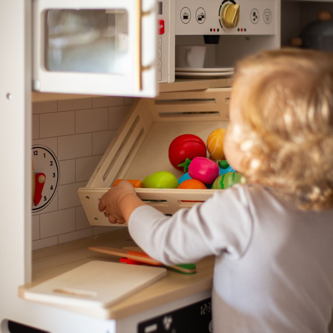 Frukter och grönsaker av trä för skärning