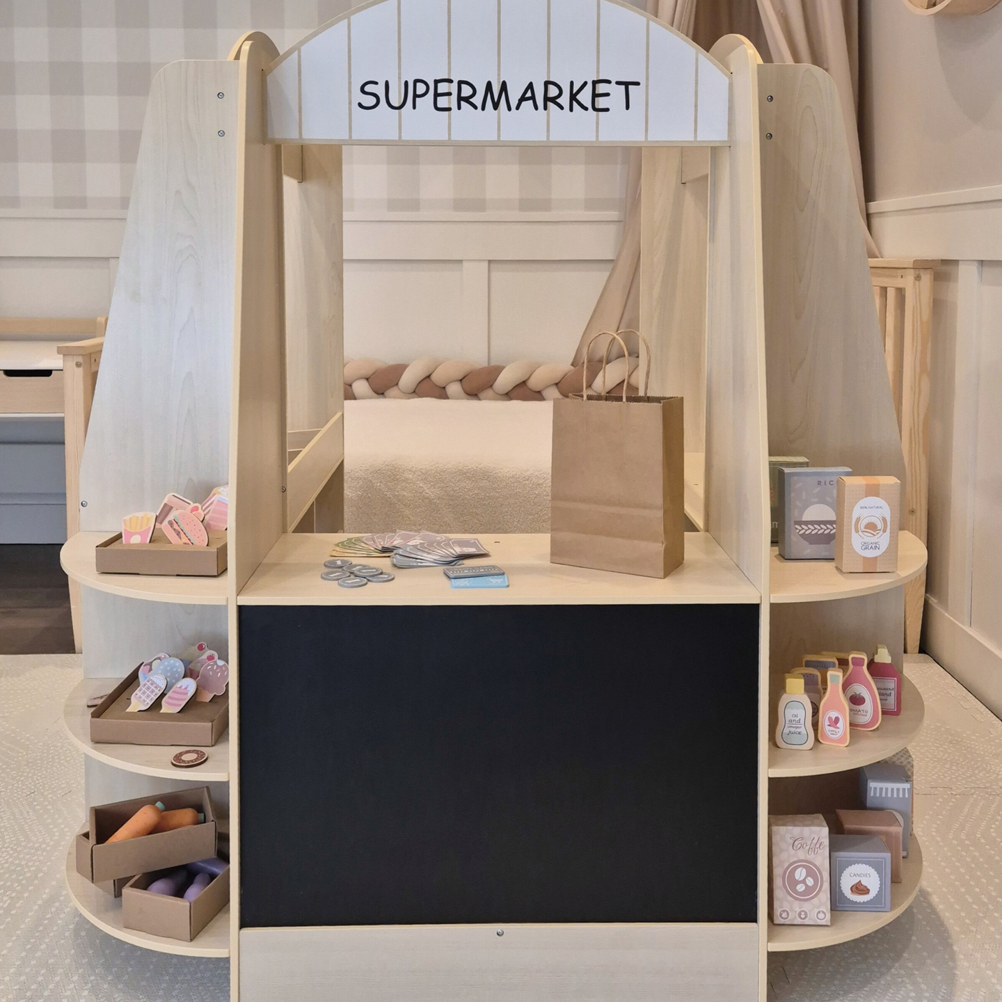 Stor barnbutik i trä med svart tavla - 91 delar för shoppingglädje!