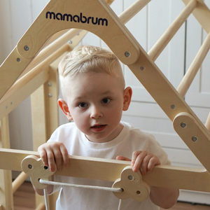 Trälekplats inomhus för barn - ett hus med stegar och en rutschkana