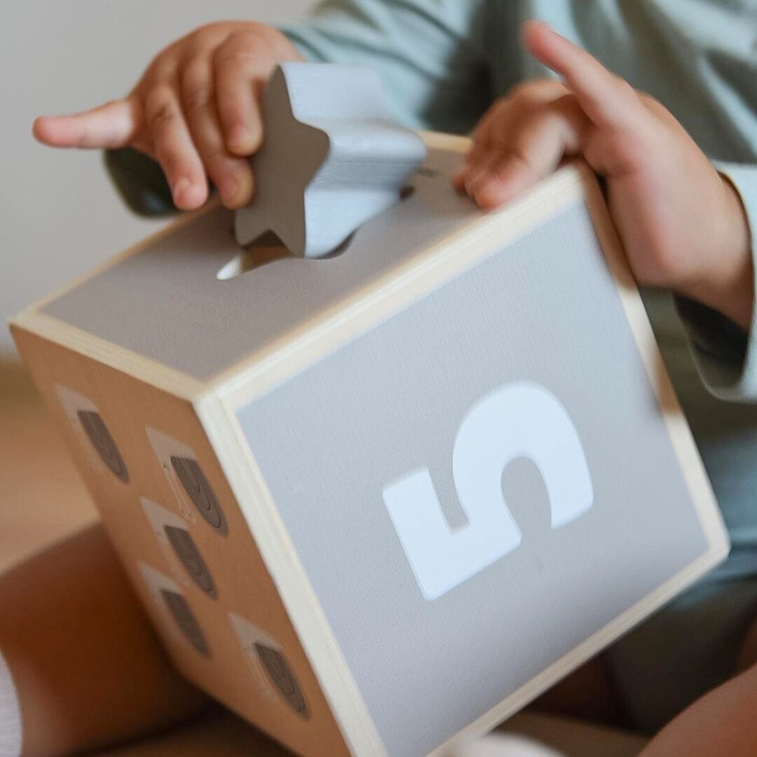 Torn i trä - formsortering siffror alfabet djur