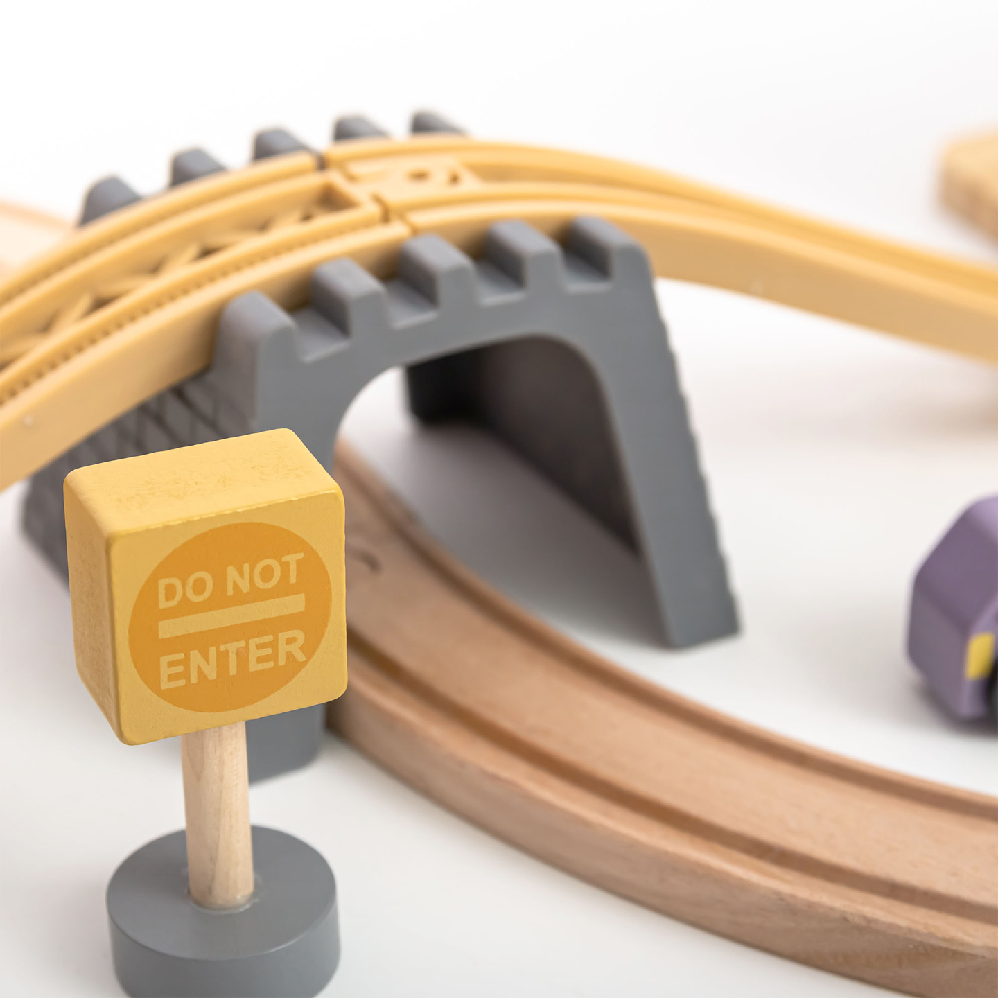 Träjärnväg med elektriskt tåg - rörlig kran, skepp, broar