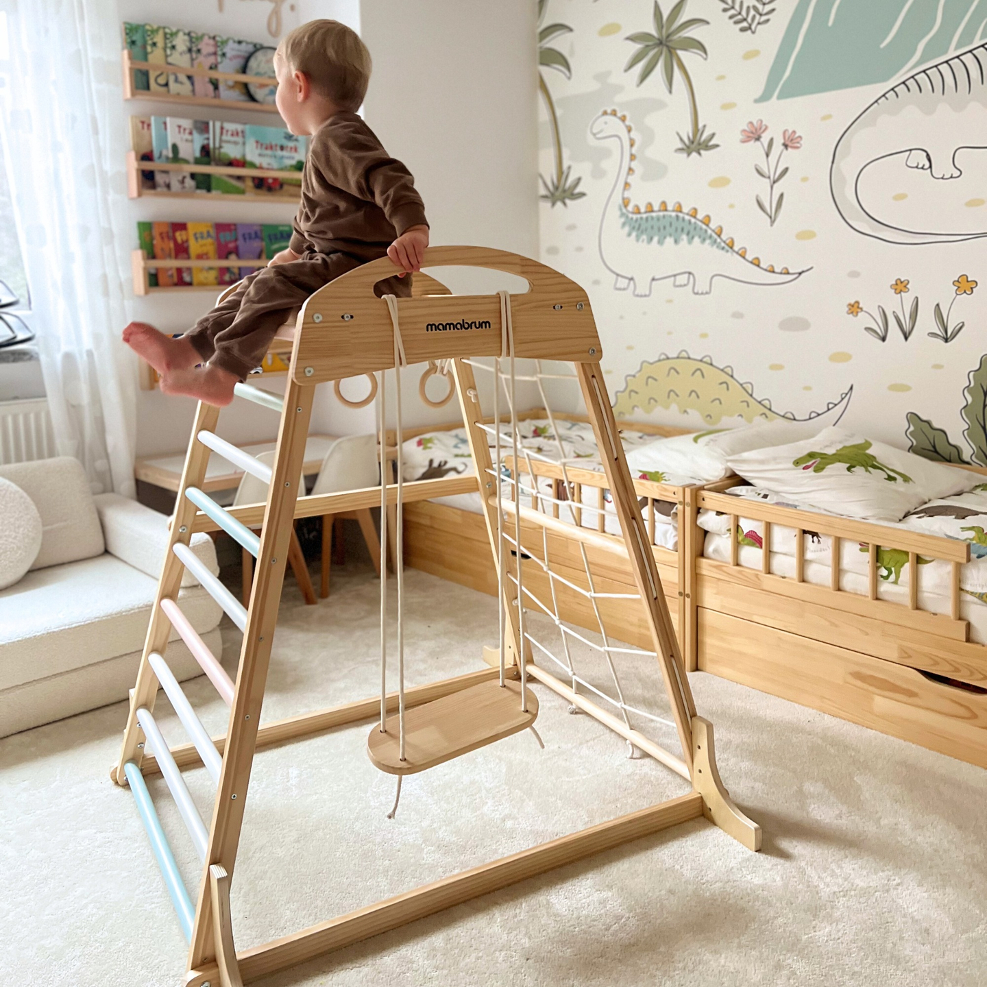 Trälekplats inomhus med gunga, gymnastikringar och klätternät