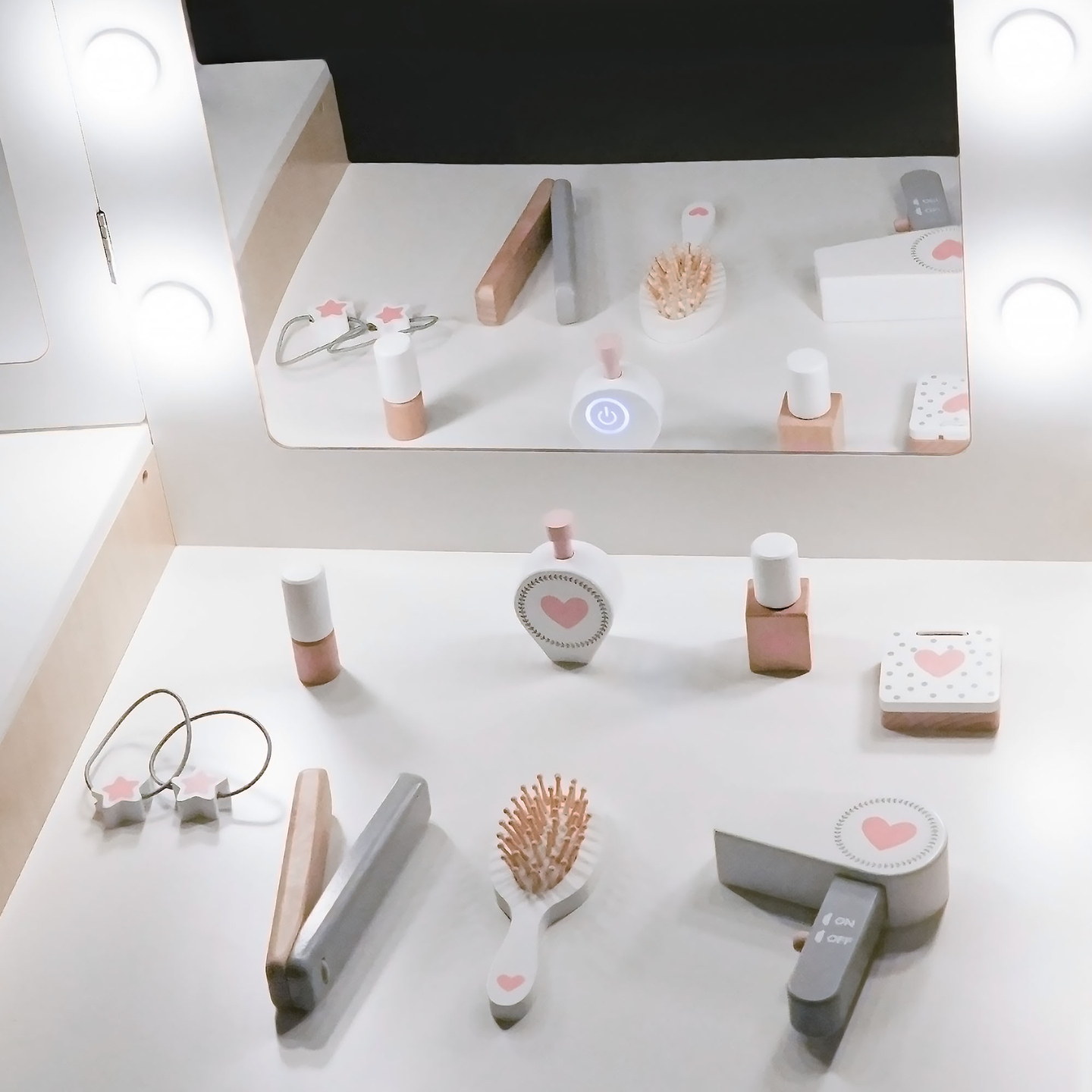 Barnskötbord i trä med stol, tillbehör och LED-belysning