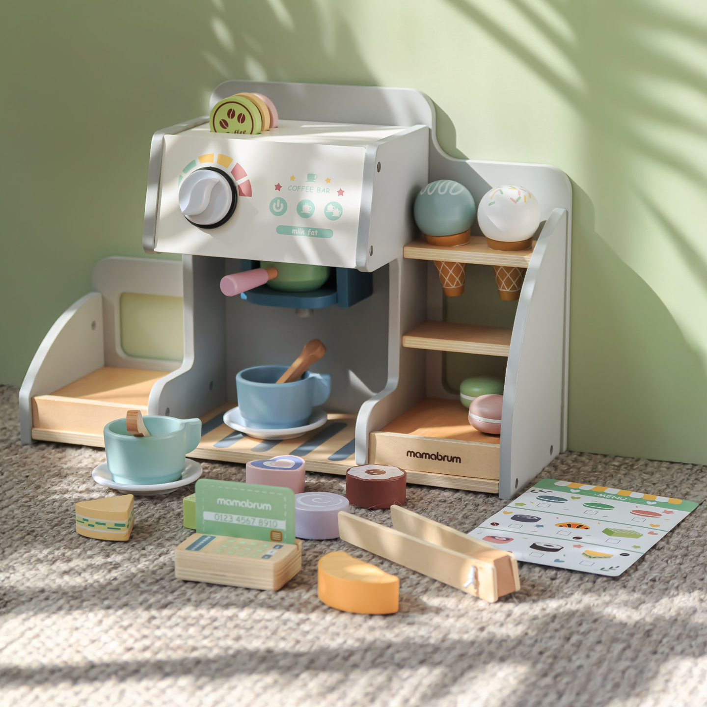 En stor glassbar i trä med magnettavla, kaffemaskin och glass- och dessertset - över 70 delar!