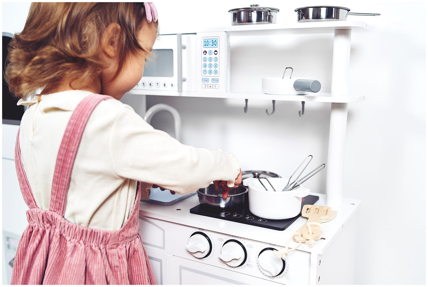 Stora vita kökstillbehör och förkläde i trä