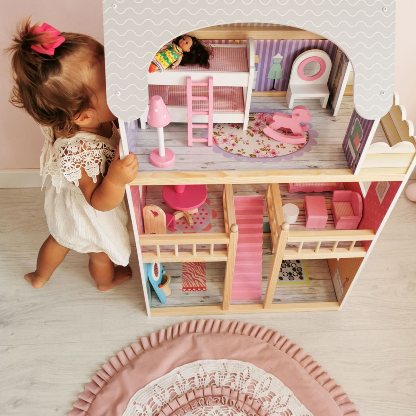 Stort dockhus i trä med 3 våningar, terrass, möbler och LED-belysning!