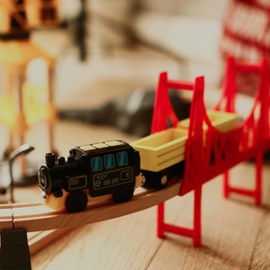 Träjärnväg, batteridrivet tåg - Stad: spår, bilar, bro, flygplats