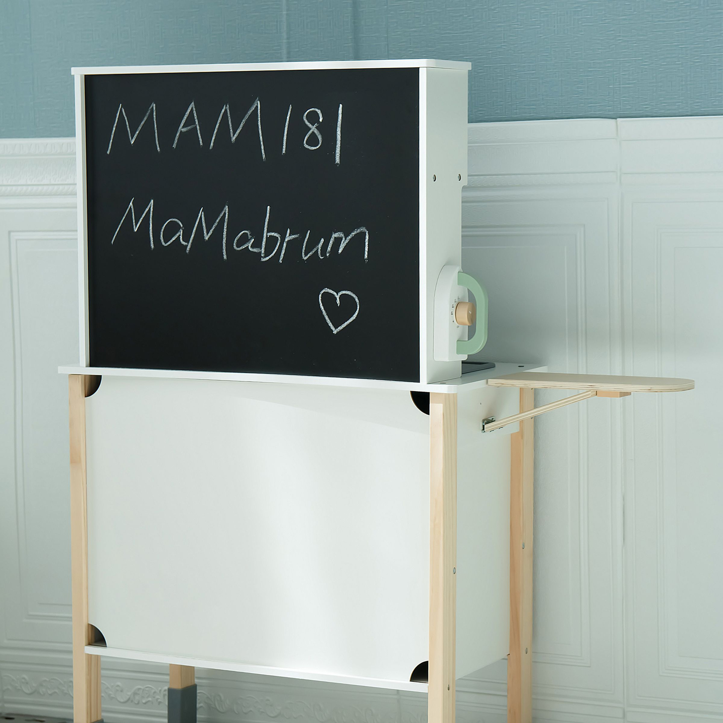 Interaktivt kök med tvättmaskin, diskmaskin och griffeltavla