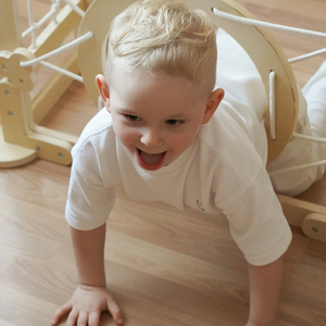 Trälekplats inomhus för barn - ett hus med stegar och en rutschkana