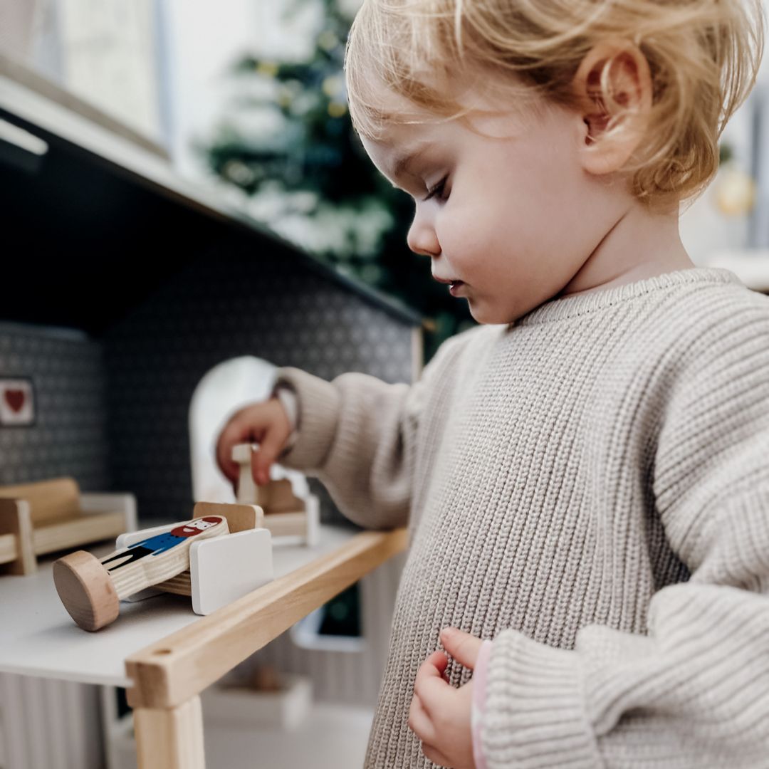 Vitt dockhus i trä med tillbehör 18 st.